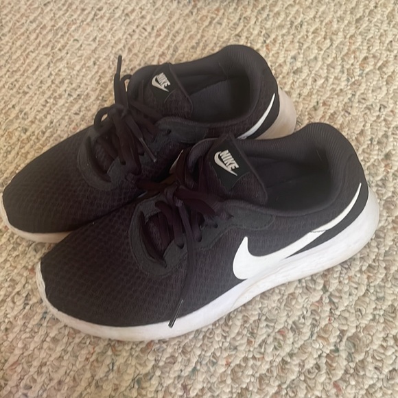 Women’s Nike Sneakers - Picture 3 of 4